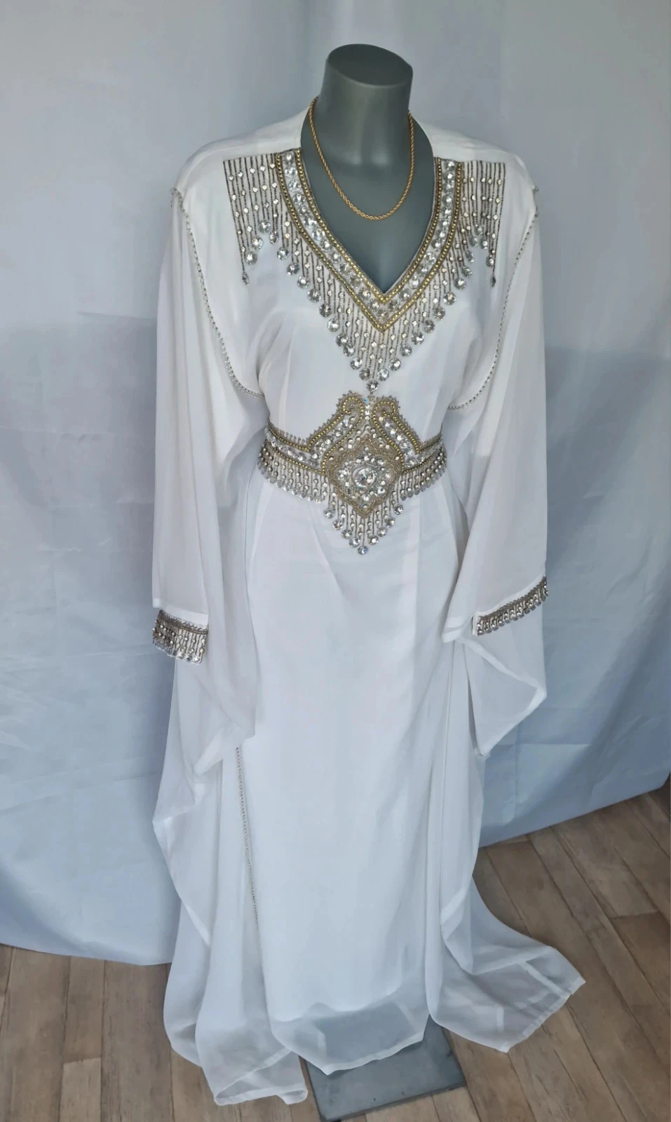 Robe Dubai blanche mariage strass & perles – S/M/L ajustable – portée 1 fois – photo 3